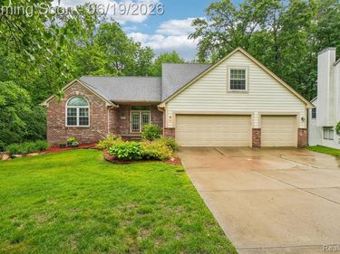 2093 Deer Run Trail, Waterford Twp, MI 48329