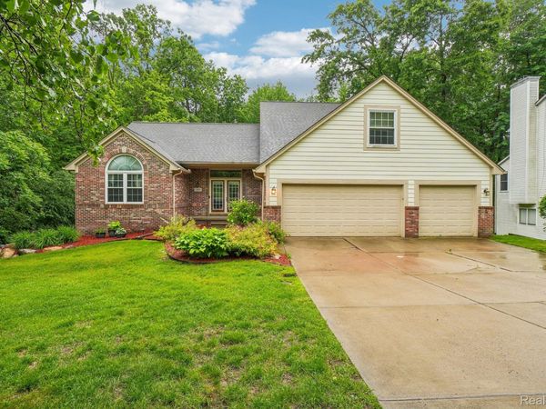 2093 Deer Run Trail, Waterford Township, Mi 48329