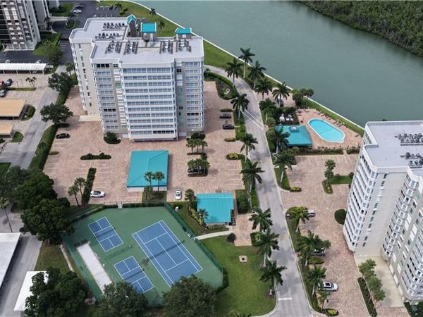 21 Bluebill AVE, Unit 303, NAPLES, FL 34108