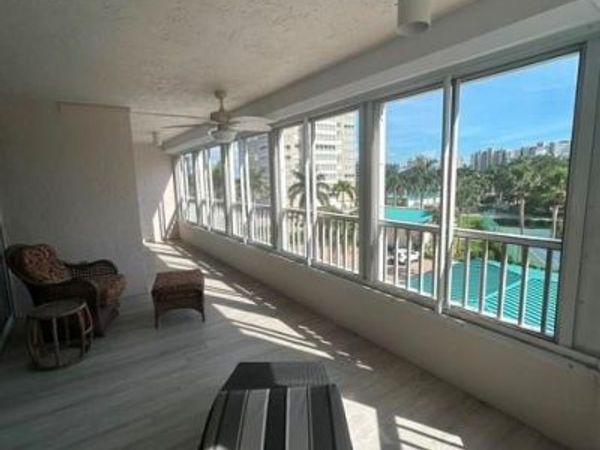 21 Bluebill AVE, Unit 303, NAPLES, FL 34108