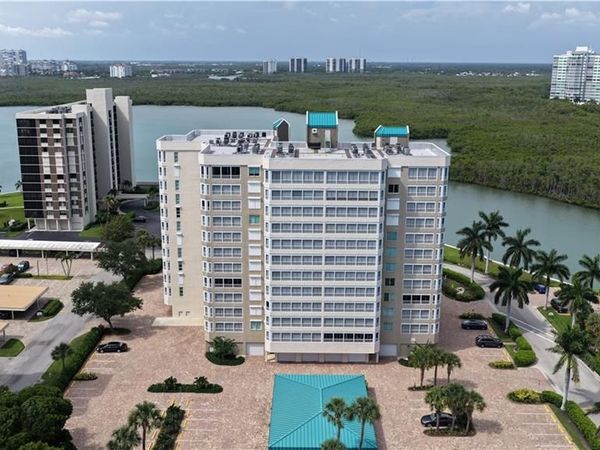 21 Bluebill AVE, Unit 303, NAPLES, FL 34108