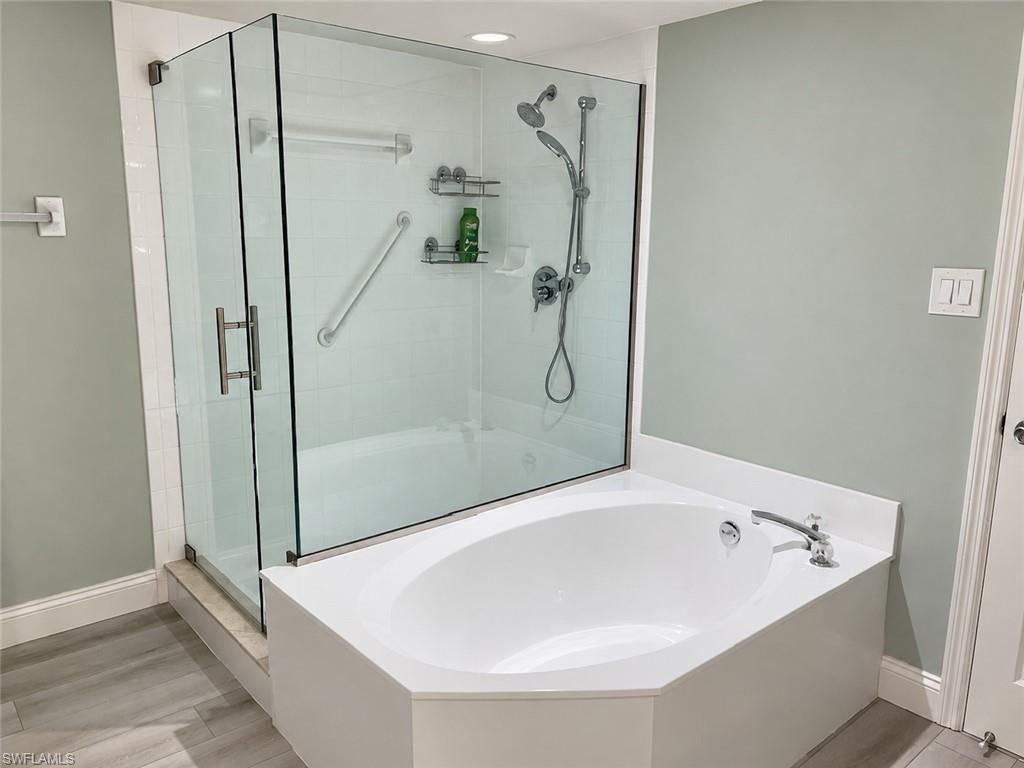 21 Bluebill Ave, Unit 303, Naples, FL 34108 Photo