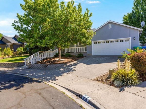 17 Meadowfield Circle, Eagle Point, OR 97524