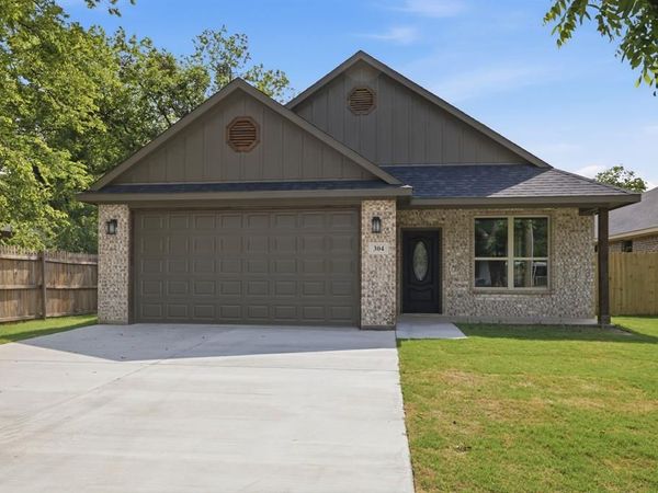 304 Evans Street, Cleburne, TX 76031