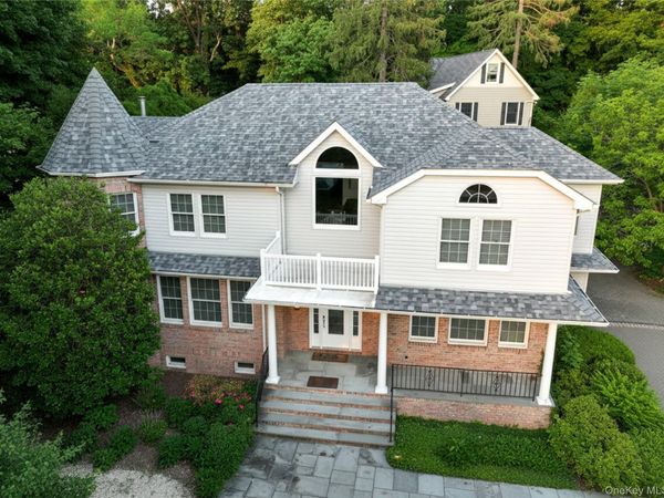 15 Church Street , Roslyn, NY 11576