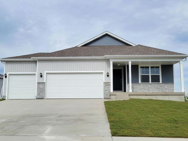 2877 Prairielight Drive, Hiawatha, IA 52233