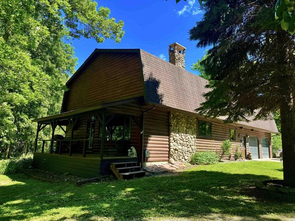 1563 Hickory Road, Decorah, IA 52101