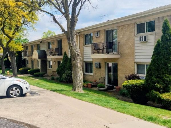 551 Carlysle Drive, Unit 10, Clarendon Hills, IL 60514
