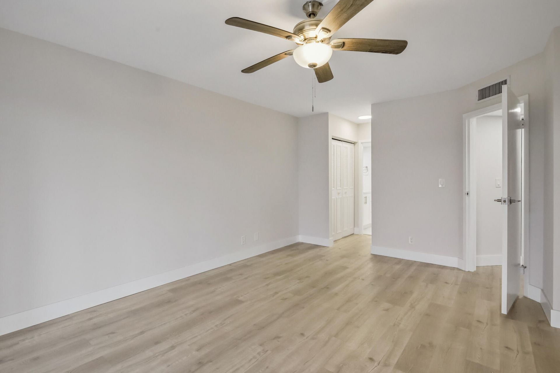 3590 Via Poinciana, Unit 501, Lake Worth, FL 33467 Photo