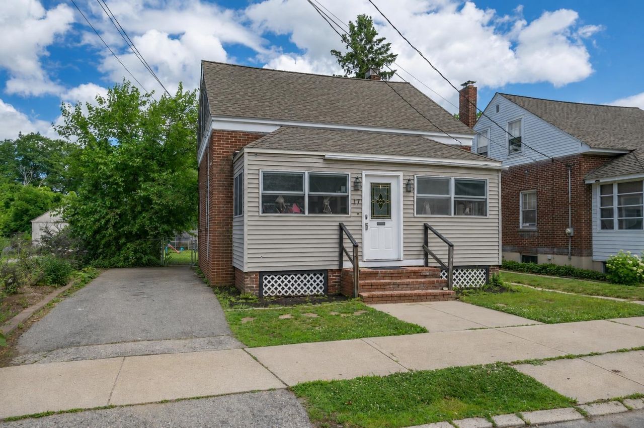 17 Grand Avenue, Nashua, NH 03060 Main Photo