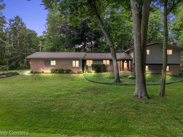 21201 E Chigwidden Street, Northville, MI 48167