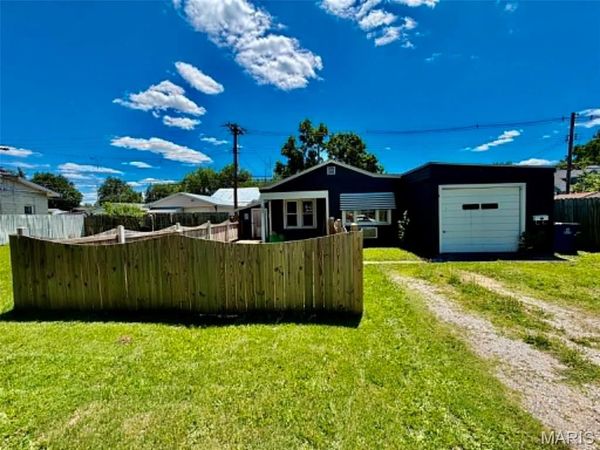 852 E Penning Avenue, Wood River, IL 62095