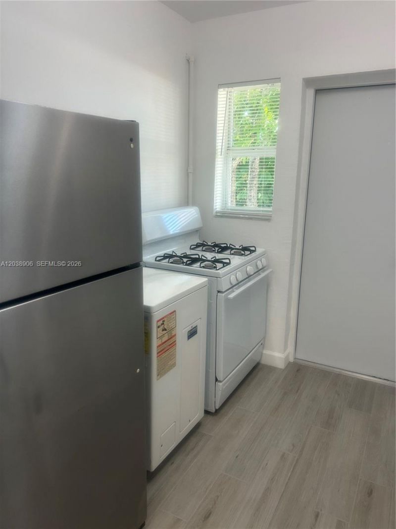 415 76th St, Unit 8, Miami Beach, FL 33141 Photo