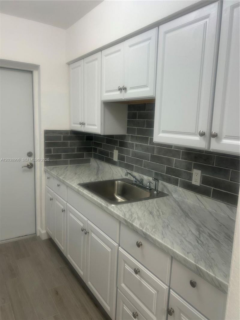 415 76th St, Unit 8, Miami Beach, FL 33141 Photo