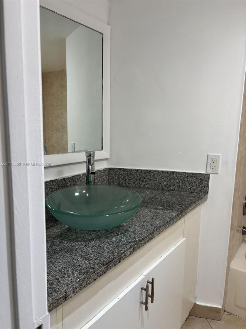 6276 NW 186th St , Unit 204, Hialeah, FL 33015 Photo