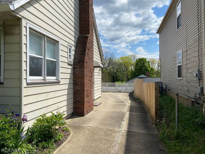 71 N Hawkins Avenue, Akron, OH 44313 Photo 3
