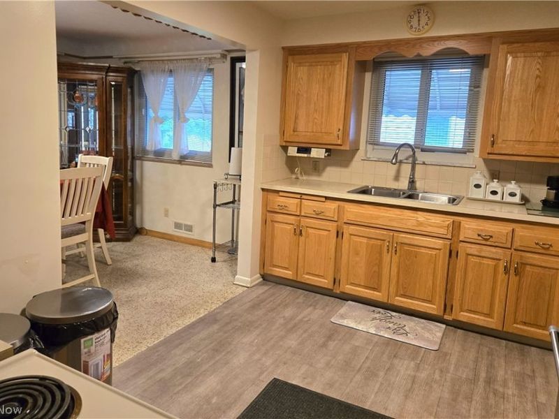 9515 Elsmere Drive, Parma, OH 44130 Photo 10