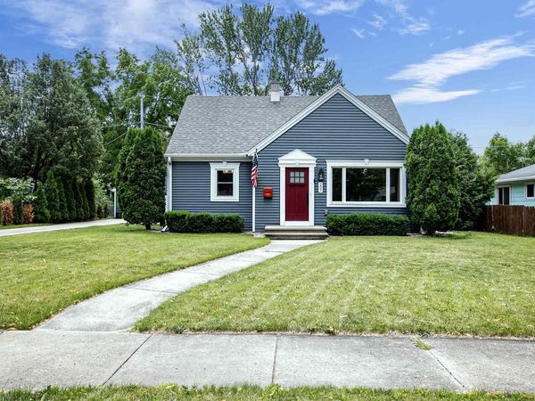 207 CRESCENT DRIVE, Neenah, WI 54956