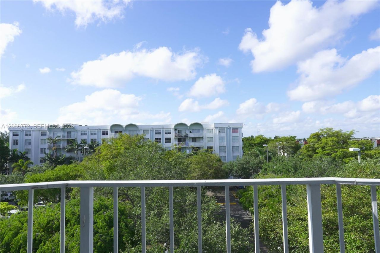 482 NW 165th St Rd, Unit A504, Miami, FL 33169 Photo