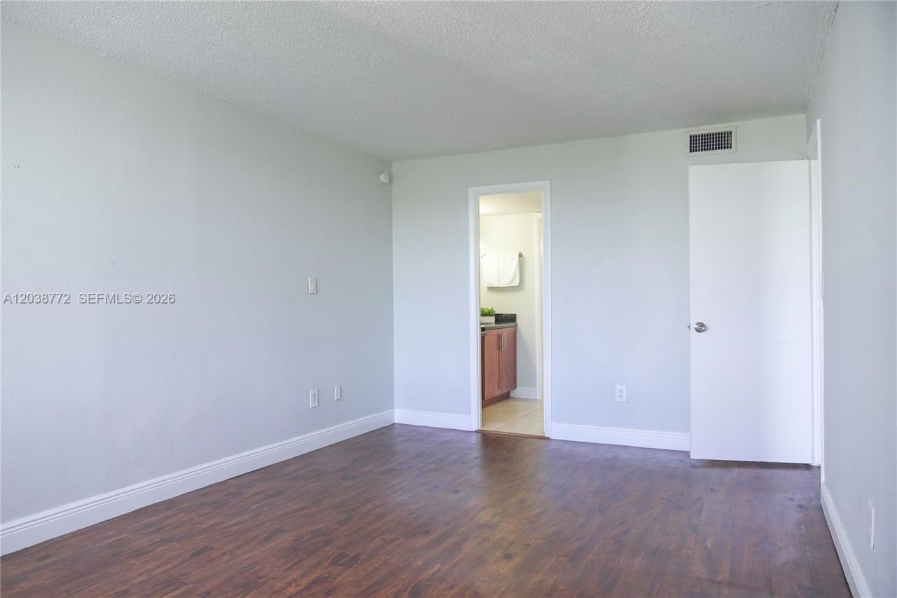 482 NW 165th St Rd, Unit A504, Miami, FL 33169 Photo