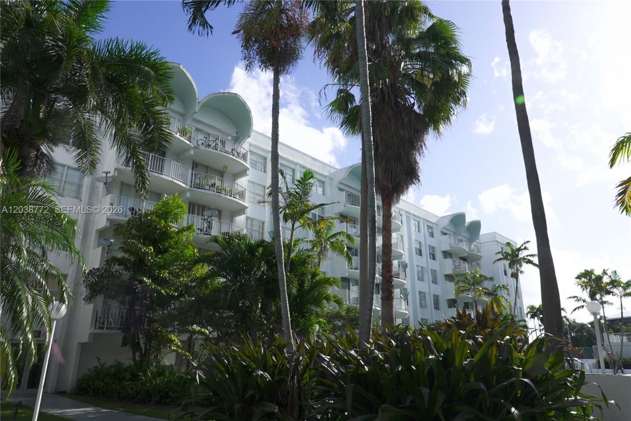 482 NW 165th St Rd, Unit A504, Miami, FL 33169 Photo
