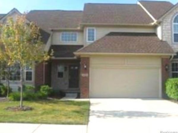 1012 Paddock Lane, South Lyon, MI 48178