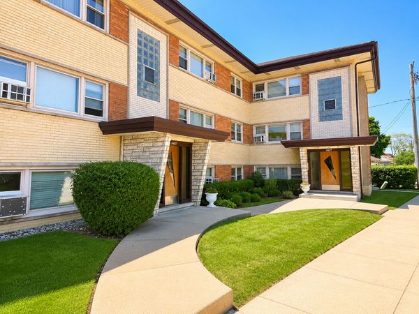 7562 Waukegan Road , Unit 2W, Niles, IL 60714