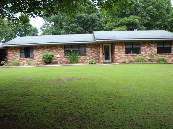 1924 Mt. Pleasant Dr., Nashville, AR 71852