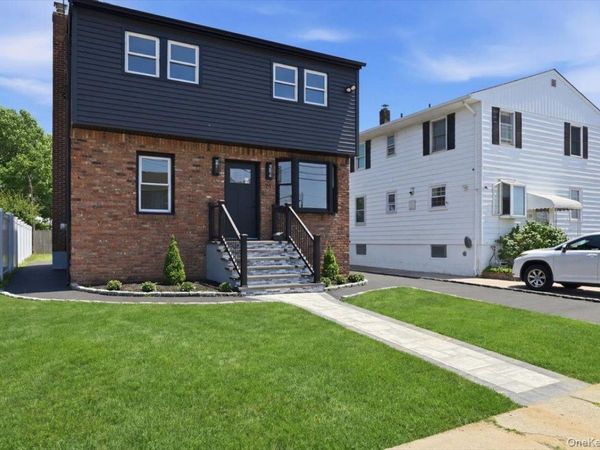 20 Wyona Avenue , Lindenhurst, NY 11757