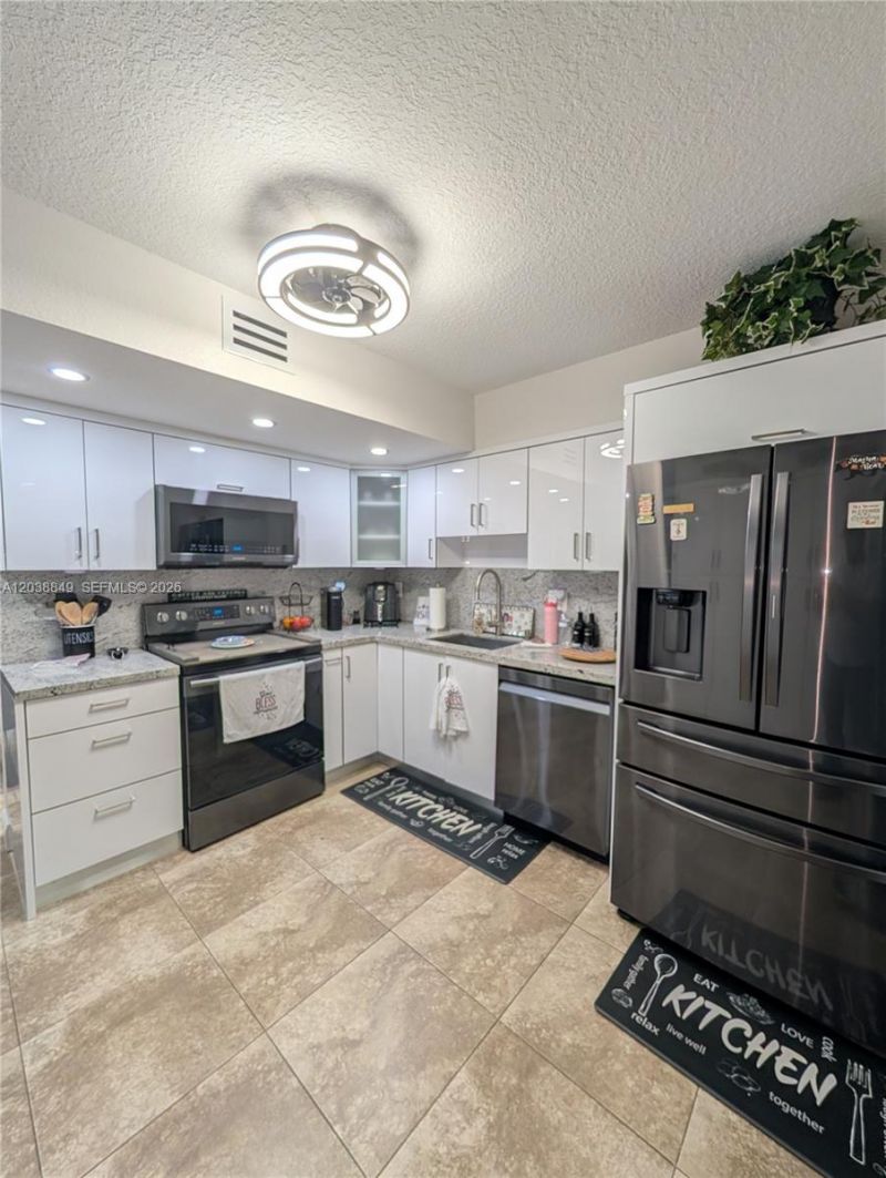 8275 NW 186th St, Unit 801, Hialeah, FL 33015 Photo