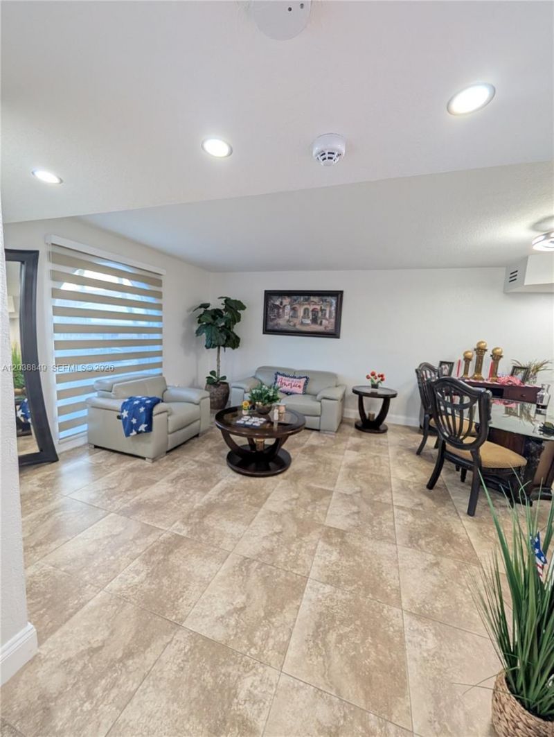 8275 NW 186th St, Unit 801, Hialeah, FL 33015 Photo