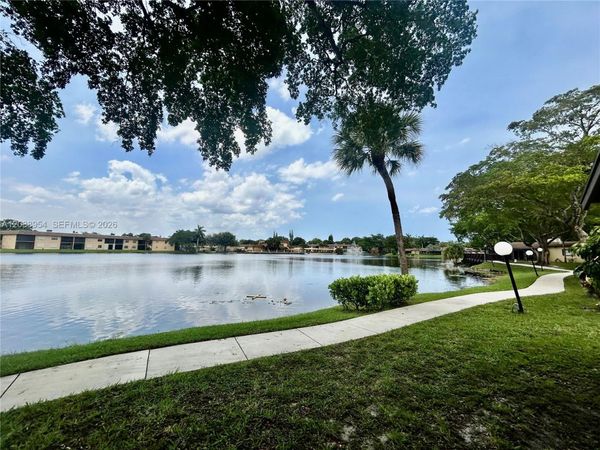 416 Briarwood Cir, Unit 2-24, Hollywood, FL 33024