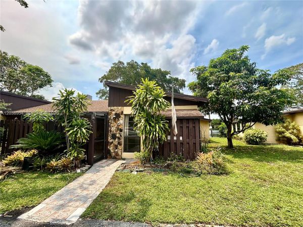 416 Briarwood Cir , Unit 2-24, Hollywood, FL 33024