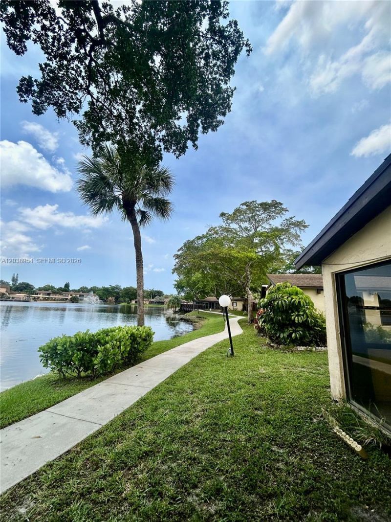 416 Briarwood Cir , Unit 2-24, Hollywood, FL 33024 Photo
