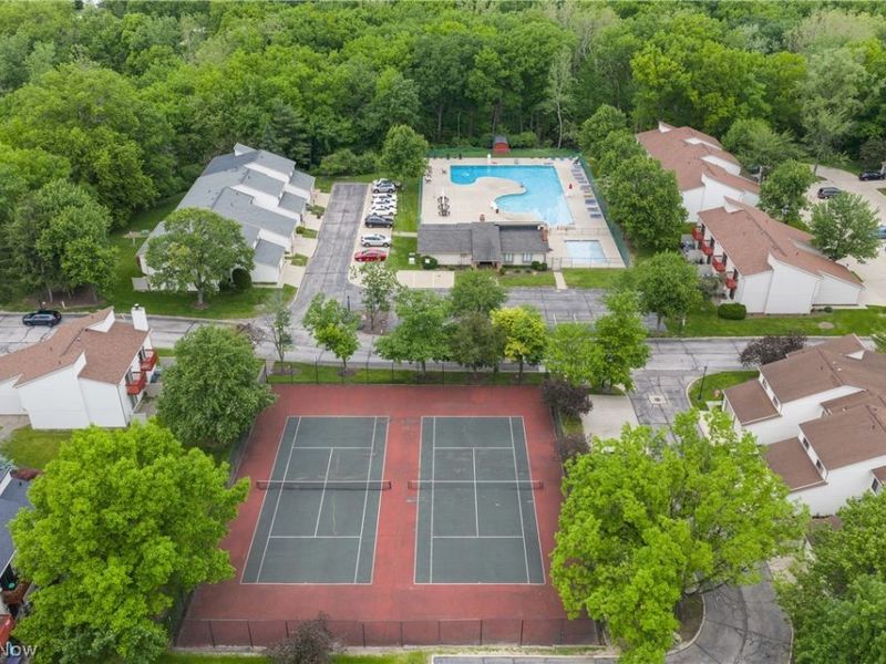 5564 Storrington Oval, Parma, OH 44134 Photo 2