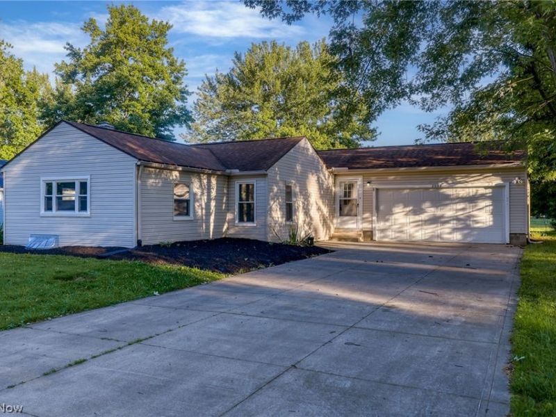 2000 Stake Drive , Green, OH 44232 Photo 2