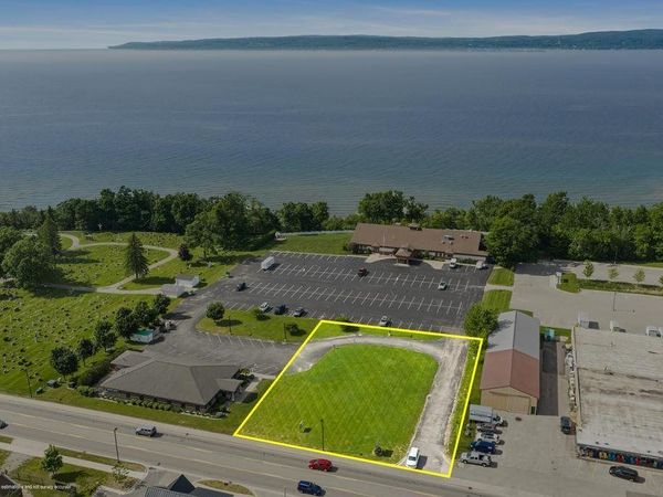 1110 Charlevoix Avenue, Petoskey, MI 49770