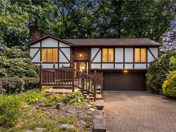 1721 Grove Crest Dr, Pittsburgh, PA 15239