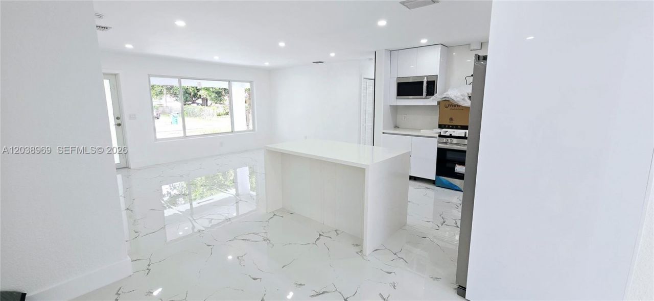 2530 NW 111th St , Miami, FL 33167 Photo