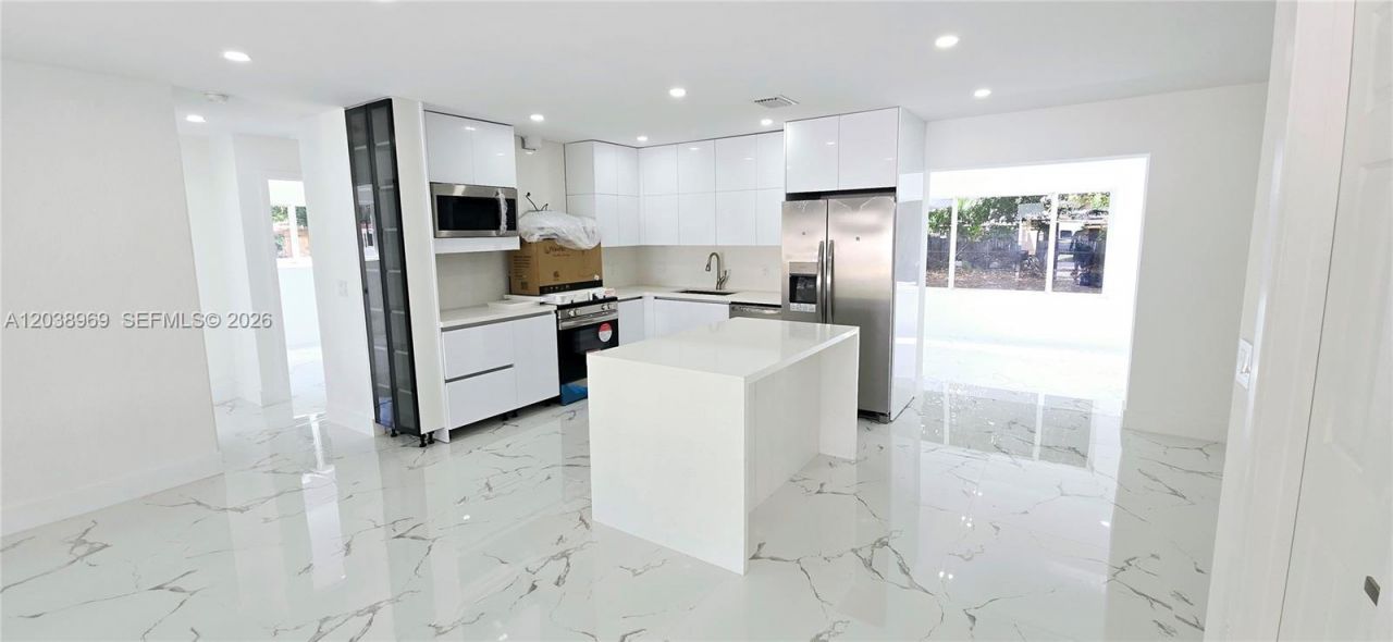 2530 NW 111th St , Miami, FL 33167 Photo