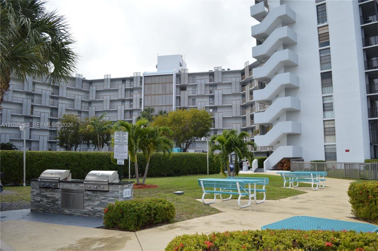 3401 N Country Club Dr, Unit 504, Aventura, FL 33180 Photo