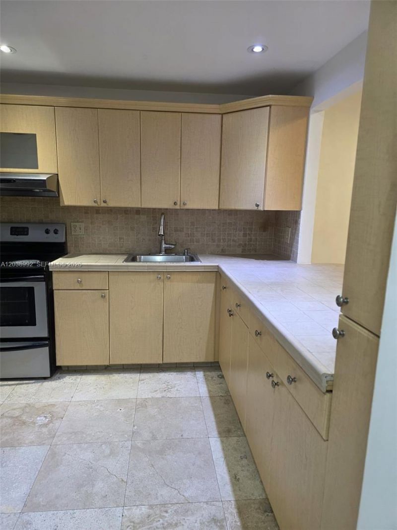 1817 S Ocean Dr, Unit 18, Hallandale Beach, FL 33009 Photo