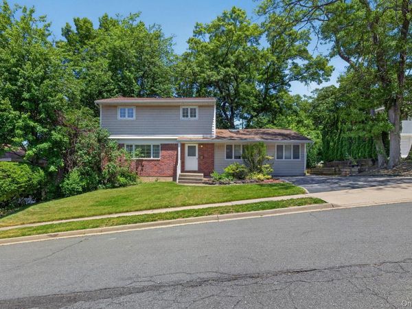89 Beaumont Drive , Plainview, NY 11803