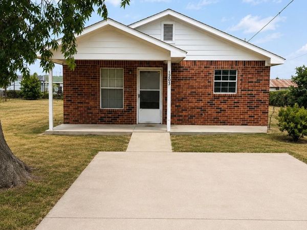 1203 W. Houston St., Carrizo Springs, TX 78834