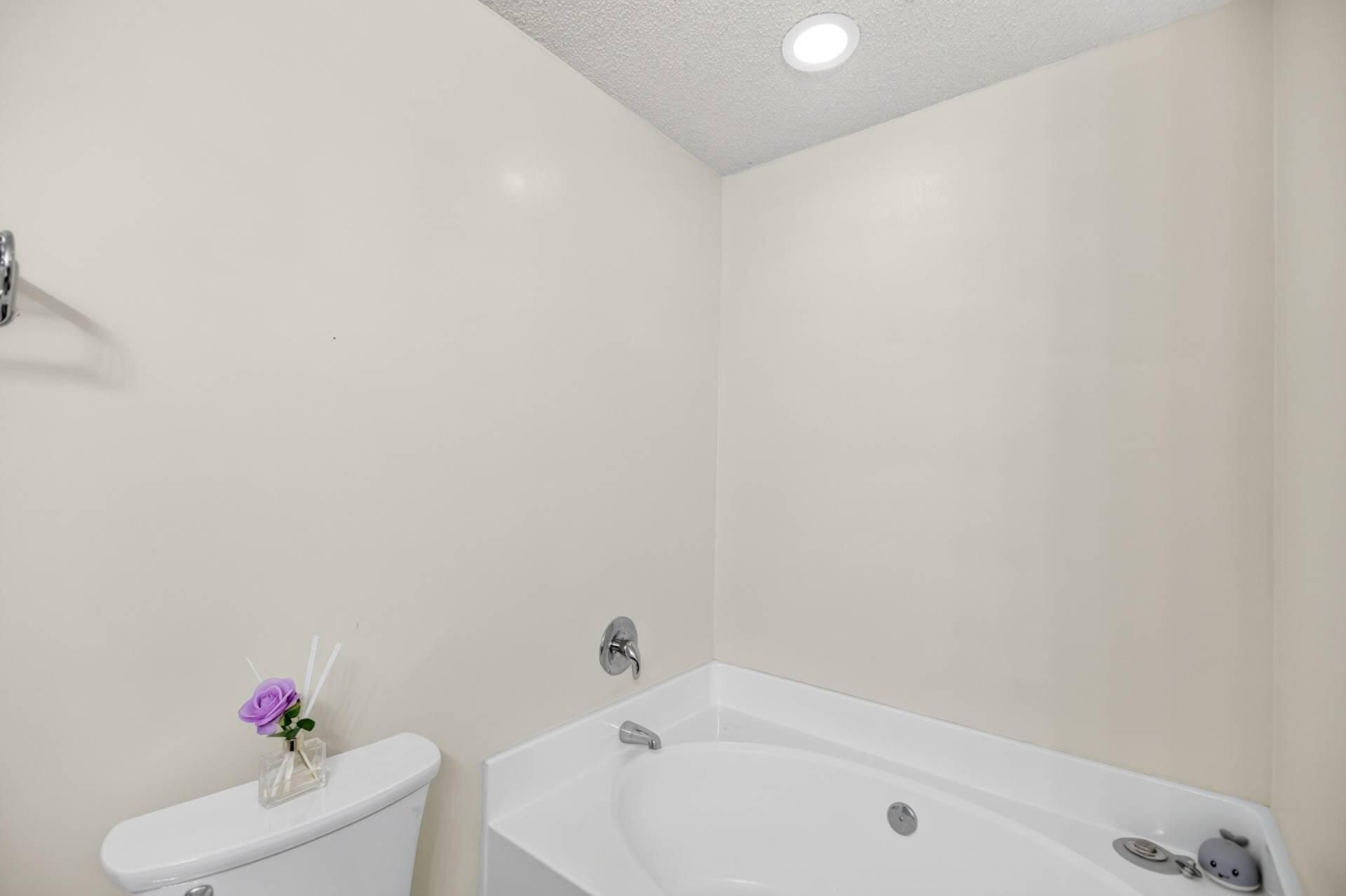 137 Venice Street Photo 25