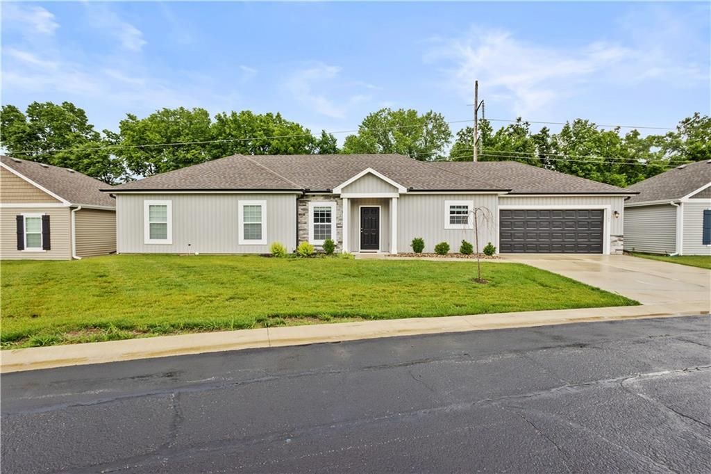 12347 N Shannon Avenue, Kansas City, MO 64163 Main Photo