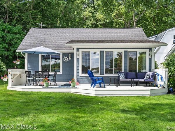 5286 Edgelake Drive, Hamburg Twp, MI 48169