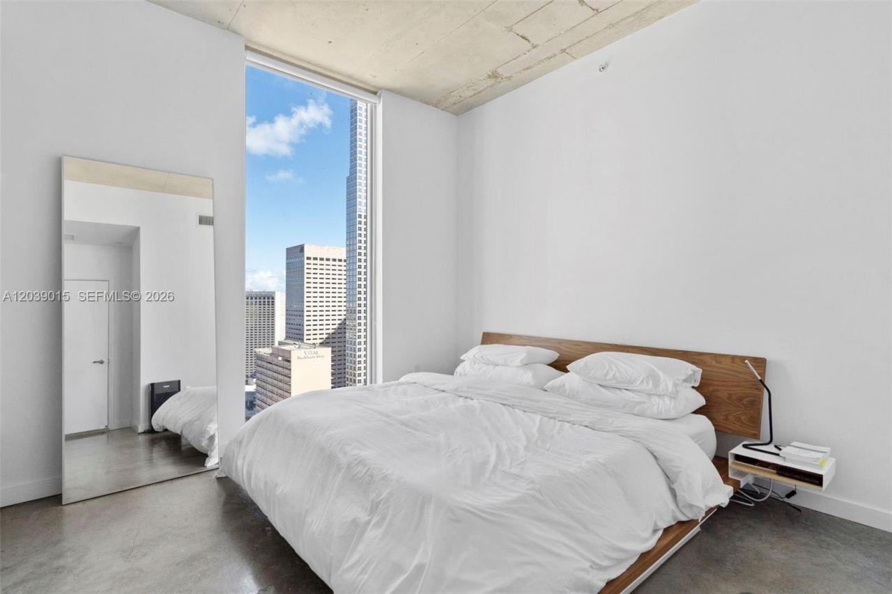 151 SE 1st St , Unit 3102, Miami, FL 33131 Photo