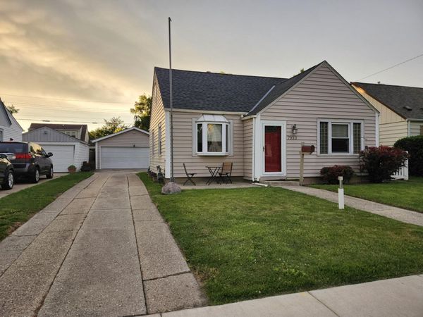 7933 29th Ave, Kenosha, WI 53143