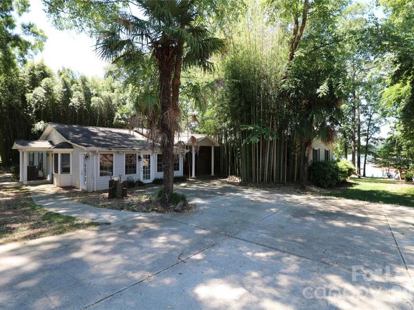 4589 Giles Avenue , Sherrills Ford, NC 28673